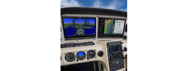 פאנל מטוס עם מערכות Garmin